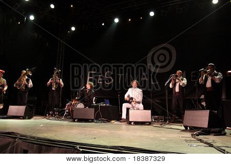 LOULE, Portugalsko - 24. června: Goran Bregović a jeho svatební pohřební kapela vystupuje na scénu na Festiva