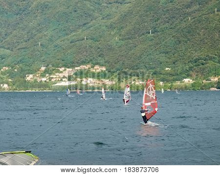Windsurf E Kitesurf On The Lake