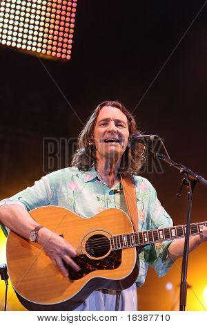 FARO, Portugalsko - 17. července: Roger Hodgson (supertramp) vystupuje na scénu na motocyklu Internacional sh