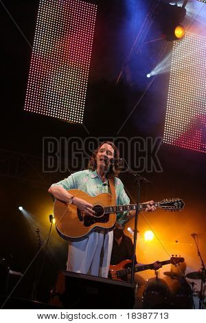 FARO, Portugalsko - 17. července: Roger Hodgson (supertramp) vystupuje na scénu na motocyklu Internacional sh
