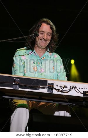 FARO, Portugalsko - 17. července: Roger Hodgson (supertramp) vystupuje na scénu na motocyklu Internacional sh