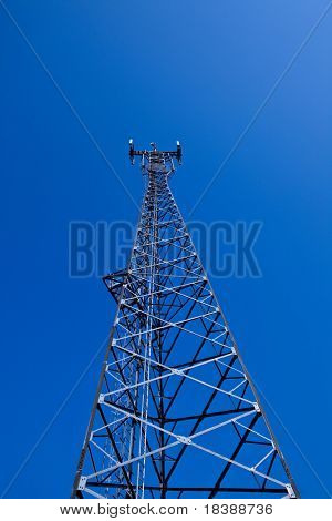 GSM cellsite anténa array systému mobilního telefonu na věž