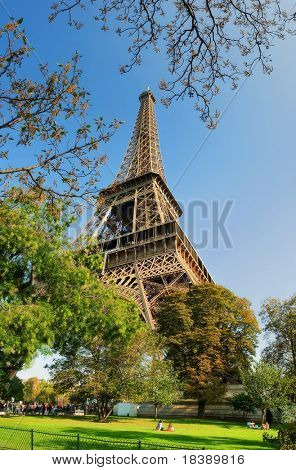 Verticale orientato immagine famosa Torre Eiffel a Parigi, Francia.