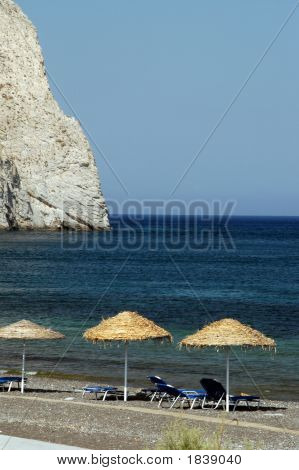 Slavná pláž s vulkanickou horu Rock