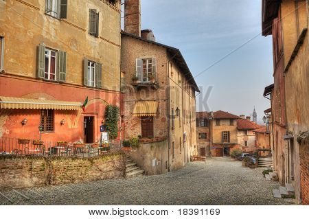 Alten historischen mehrfarbigen Häusern und gepflasterten Straße in Stadt von Saluzzo, Norditalien.