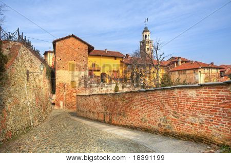 Alten historischen Häusern und gepflasterten Straße zwischen den alten Mauern in Stadt Saluzzo, Norditalien.