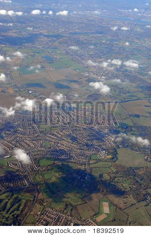 fliegen über ländliche England (in der Nähe von Heathrow Airport, London)