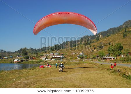 atterrare con un paracadute dopo parapendio in nepal