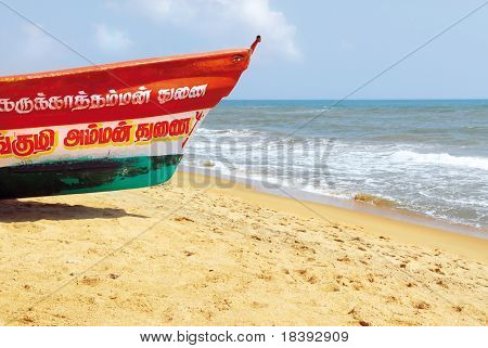 barco de pesca colorido en la playa de mahabalipuram, india