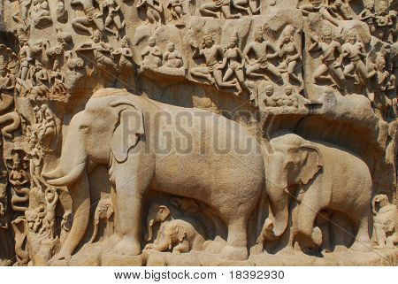 elefantes y personas talladas en piedra de la pared hindú Templo mahabalipuram, india