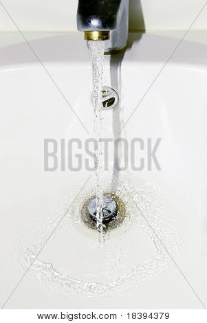 Çalışan beyaz banyo lavabo musluk suyu