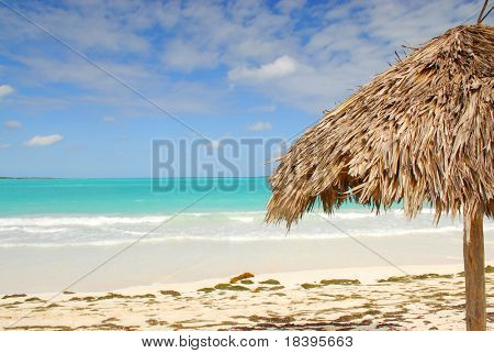 Ombrello di foglie di palme sulla spiaggia tropicale di Cayo las Brujas su Caraibi isola di Cuba