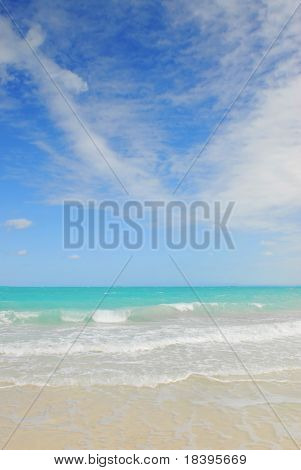 Spiaggia tropicale di Cayo las Brujas su Caraibi isola di Cuba