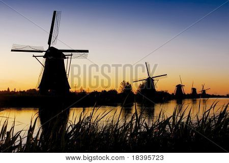 유명한 풍차 공원 Kinderdijk, 네덜란드 일출