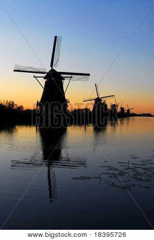 유명한 풍차 공원 Kinderdijk, 네덜란드 일출