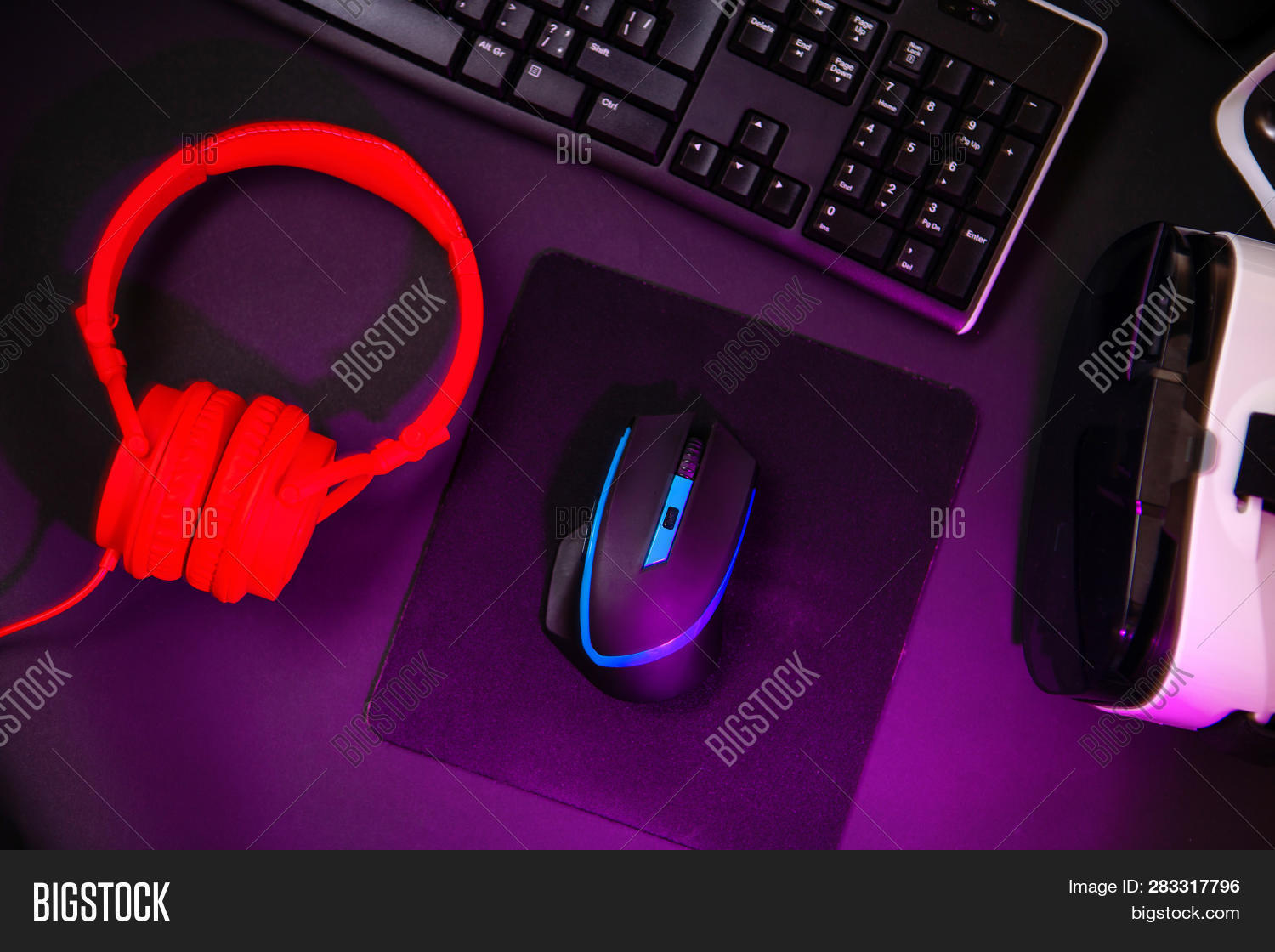 vr headset with keyboard and mouse