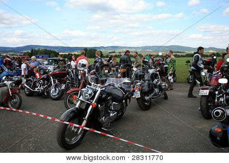 Motocyklisté v místním klubu motocyklu událostmi