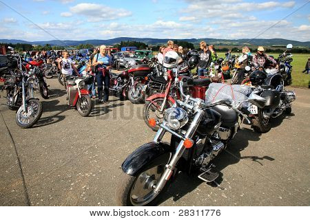 Motocyklisté v místním klubu motocyklu událostmi