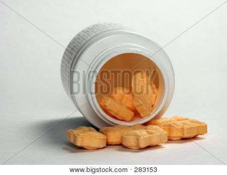 Orange Vitamine mit Container