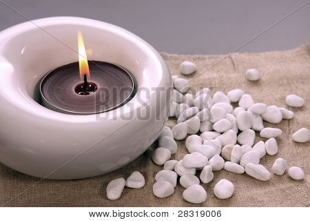 Kerzen und Massage Stones in einem ruhigen Zen Spa