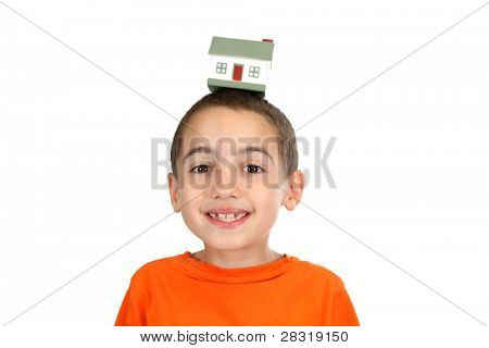 dreng holdind en toy hus