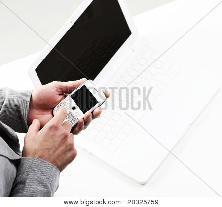 Vista superior de las manos de un Businesman con un teléfono inteligente