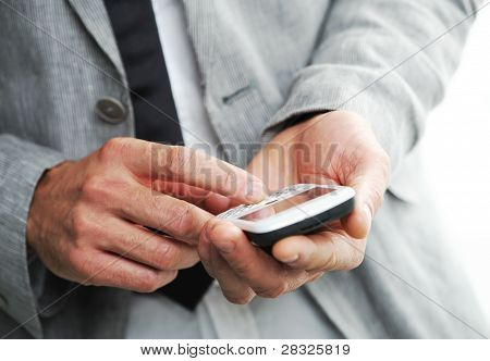 Businesman con un teléfono inteligente, Closeup de manos