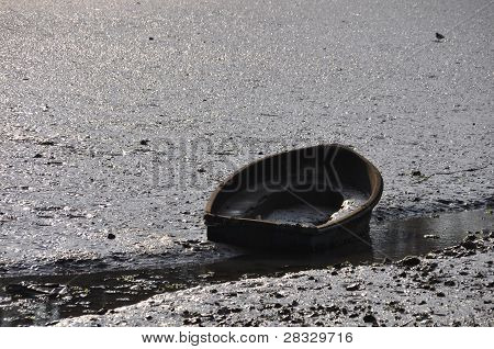 Берег мутный лодка