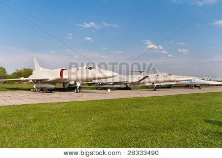 Flere Tupolev Tu-22 fly