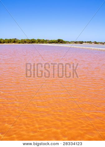 Formentera Ses Salines fosfaattituotantolaitoksista punainen oranssi järveä aaltoilu aaltoja