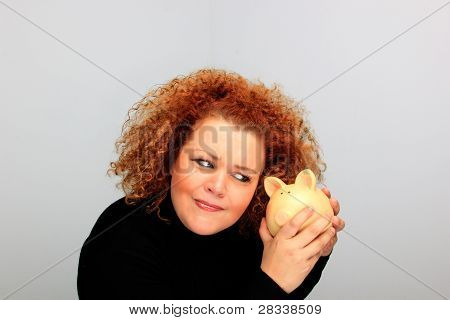 Ragazza con un salvadanaio