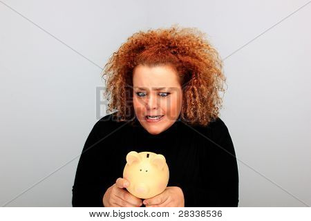 Ragazza con un salvadanaio