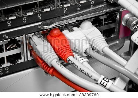 geçiş yapmak için bağlı ethernet kabloları