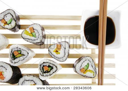 Roll mit Gurke, Frischkäse mit rohen Thunfisch und Lachs im Inneren. auf dem hölzernen Rost. isoliert wh