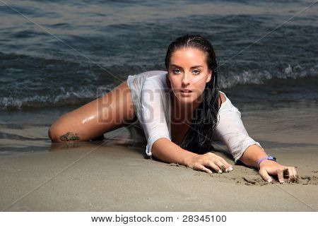 Fotografia di una bellissima giovane donna sulla spiaggia