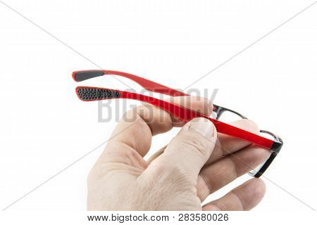 Dioptric Glasses With Rubber At The End Of Temples To Prevent Slipping