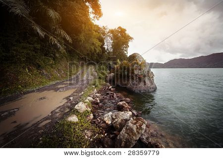 Mokrá cesta na pobřeží tropické jezero