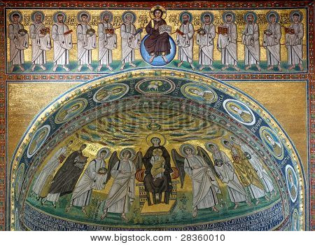 Interior de uma famosa Basílica de St Eufrasie em Porec, Croácia