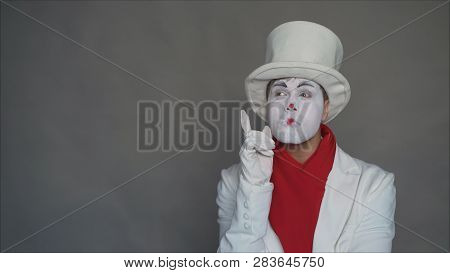 Mime On The Background Of The Wall Raises The Guy To The Top.the Idea Came To Mind. A Great Offer Ca