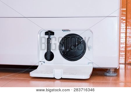 Washing Machine With An Open Filter Cover