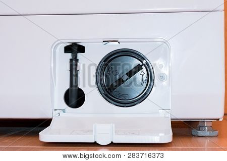 Washing Machine With An Open Filter Cover