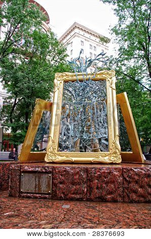 Fontana delle arti In strada laterale Lavrushinsky. Mosca, Russia