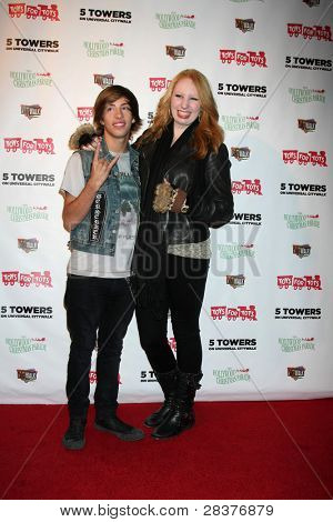 LOS ANGELES - NOV 22: Jimmy Bennett, Elizabeth Stanton på 2011 Hollywood Christmas Parade konce