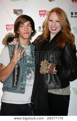 LOS ANGELES - NOV 22: Jimmy Bennett, Elizabeth Stanton på 2011 Hollywood Christmas Parade konce