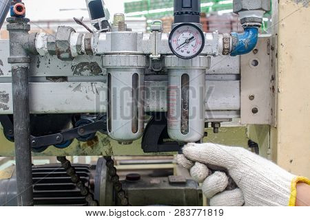 The Worker Check Air Filter Regulator‎ Pneumatic System Factory