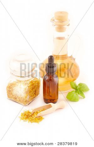 Sušené caledula officinalis lístky s nasáklými olejem izolovaných na bílém