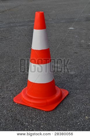 Oranžový plastový kužel