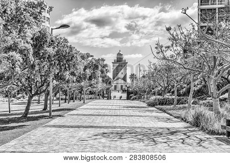 Cape Town, South Africa, August 17, 2018: A Walkway, With The Greenpoint Lighthouse Visible, In The 