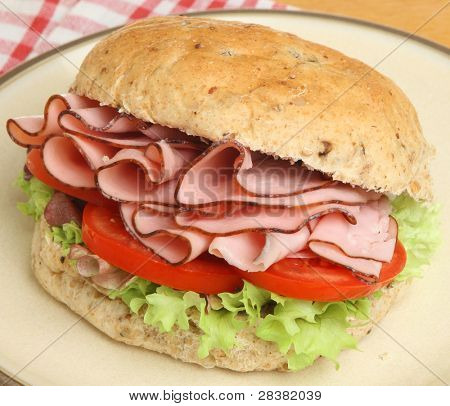 Schinken, Salat und Tomaten in eine Vollkorn-Kornkammer BAP