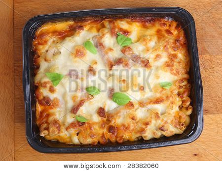 Vastaleivottuja perhe-size pasta valmis ateria kanaa, pekonia ja juustoa.